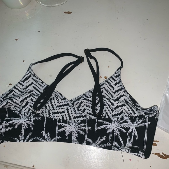Billabong reversible bikini top/never worn - Picture 2 of 2
